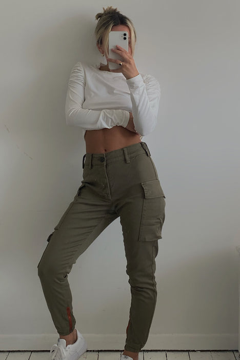 30 Stylish Ways to Wear Cargo Pants in 2024 Every Woman Must Try - Petite  Dressing